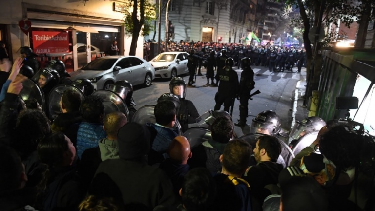 Tensión e incidentes frente a la casa de Cristina Fernández de Kirchner y un diputado oficialista detenido