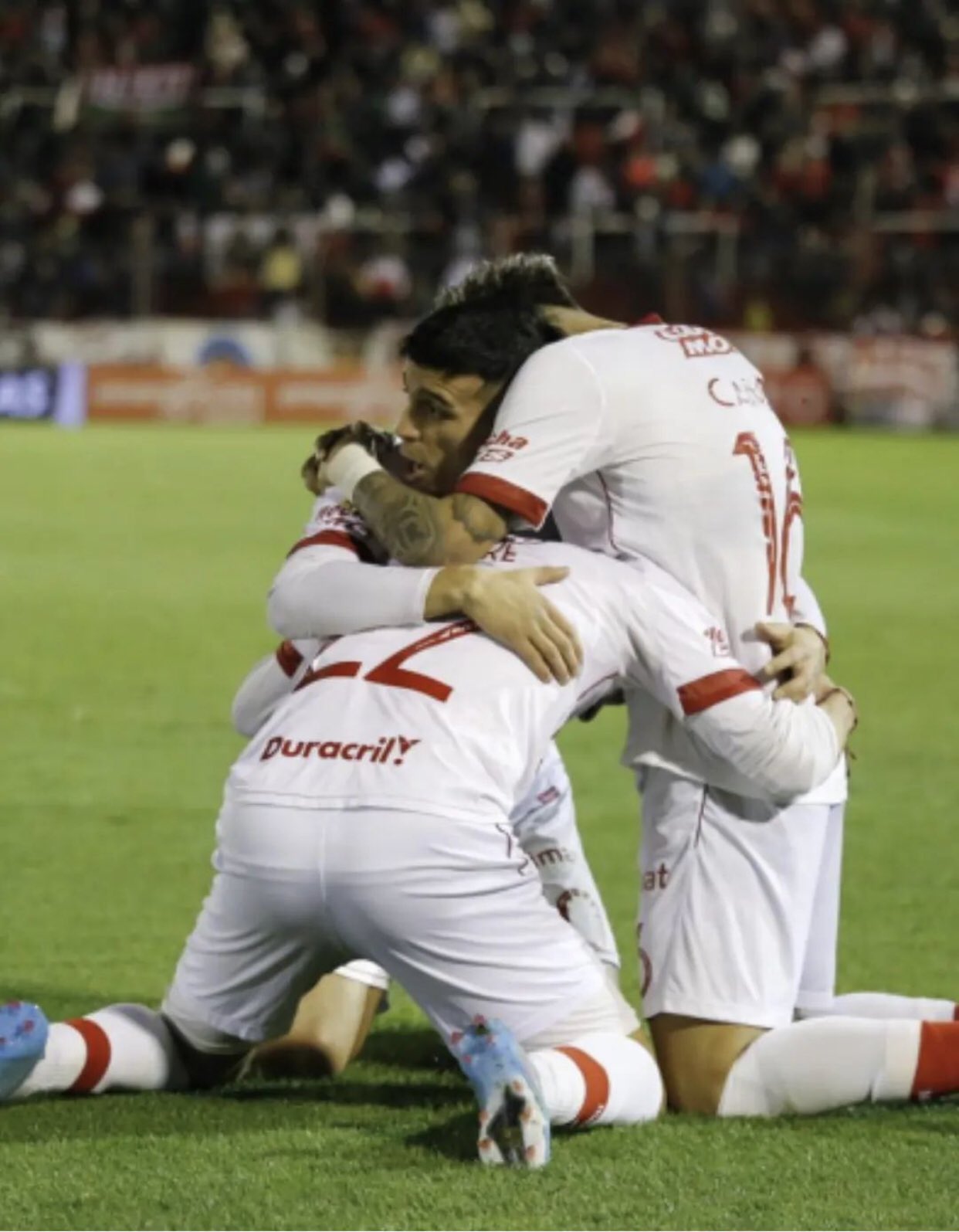 Huracán goleó a Sarmiento y quedó a 5 puntos del líder