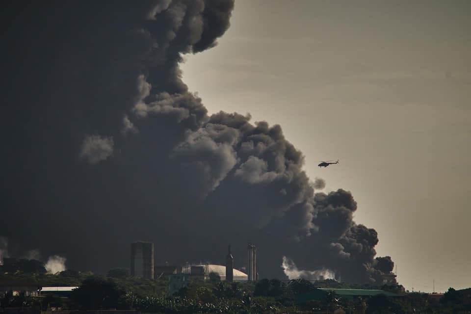 Cuba: Más de 65 heridos y 17 desaparecidos tras el incendio de dos tanques de petróleo