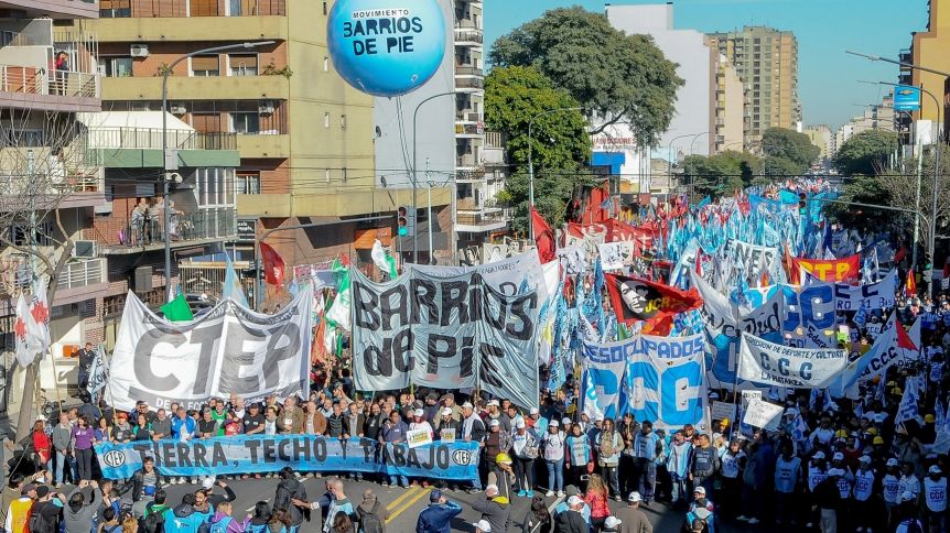 Movimientos sociales marchan en el día de San Cayetano