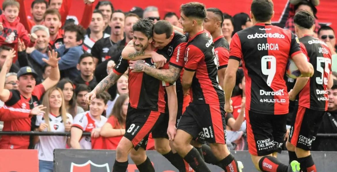 ¿Otro gol de Puskas? Pablo Pérez convirtió de tijera desde afuera del área en la derrota de Newell`s contra Godoy Cruz