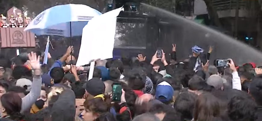 La Policía de la Ciudad reprimió a los manifestantes kirchneristas en las inmediaciones de la casa de CFK