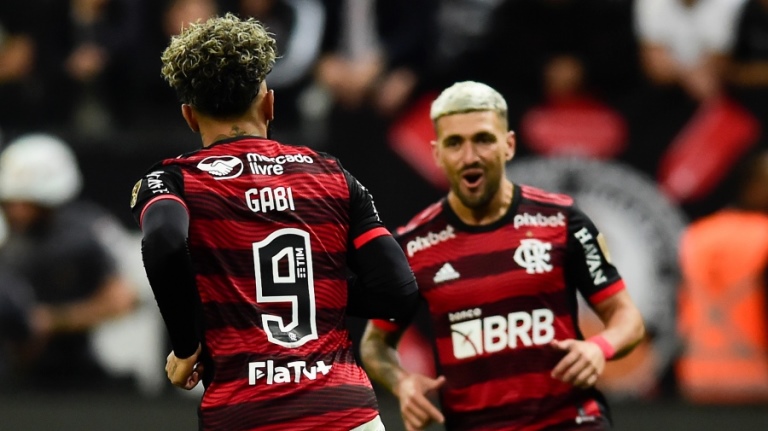 Fútbol: Flamengo le ganó como visitante 2-0 a Corinthians y espera la revancha con tranquilidad