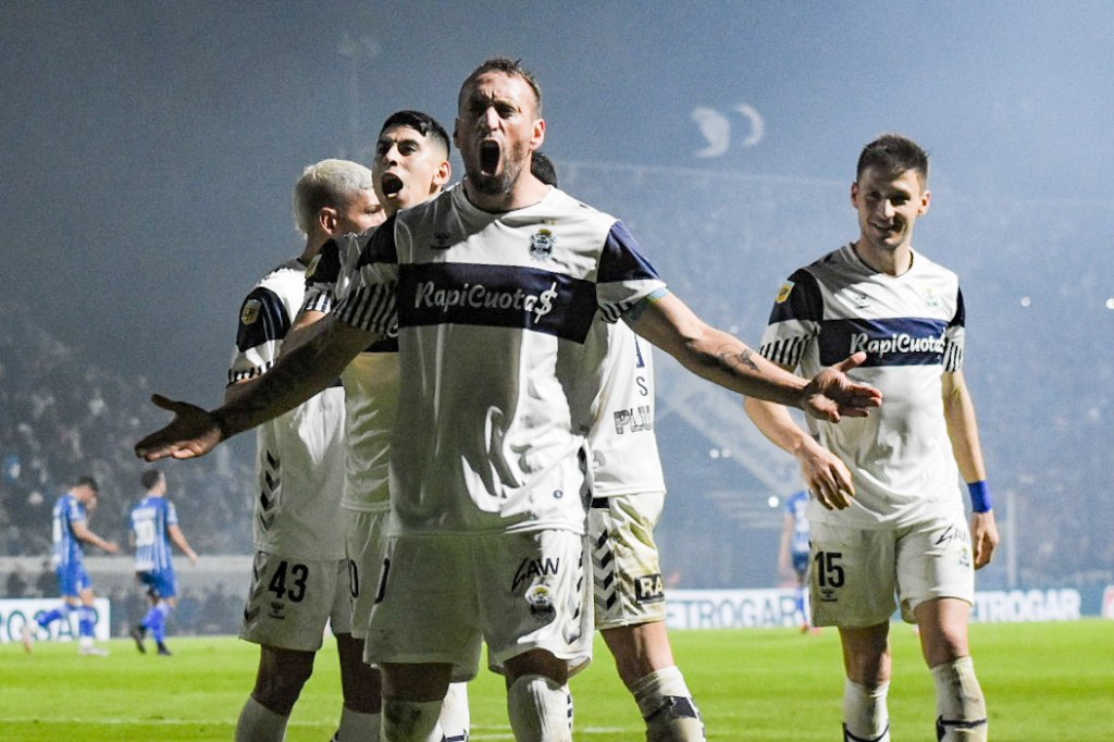 Fútbol: Gimnasia ganó y es el único escolta de la Liga Profesional 2022