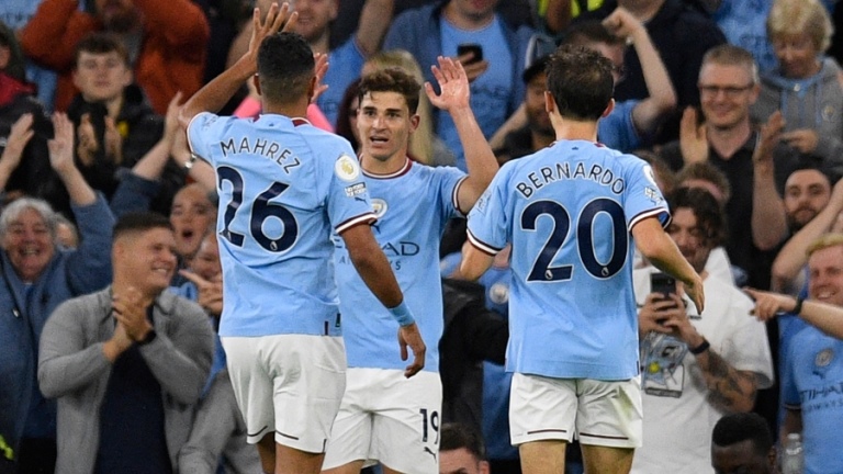 Fútbol: Julián Alvarez anotó sus primeros dos goles en la Premier para el City que goleó a Nottingham