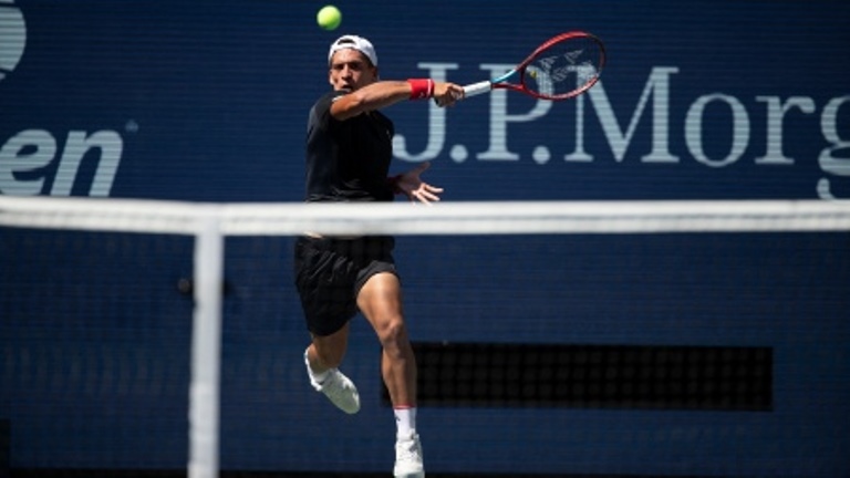 Tenis: Sebastián Báez se retiró por lesión, cuando enfrentaba a Alcaraz en el US Open