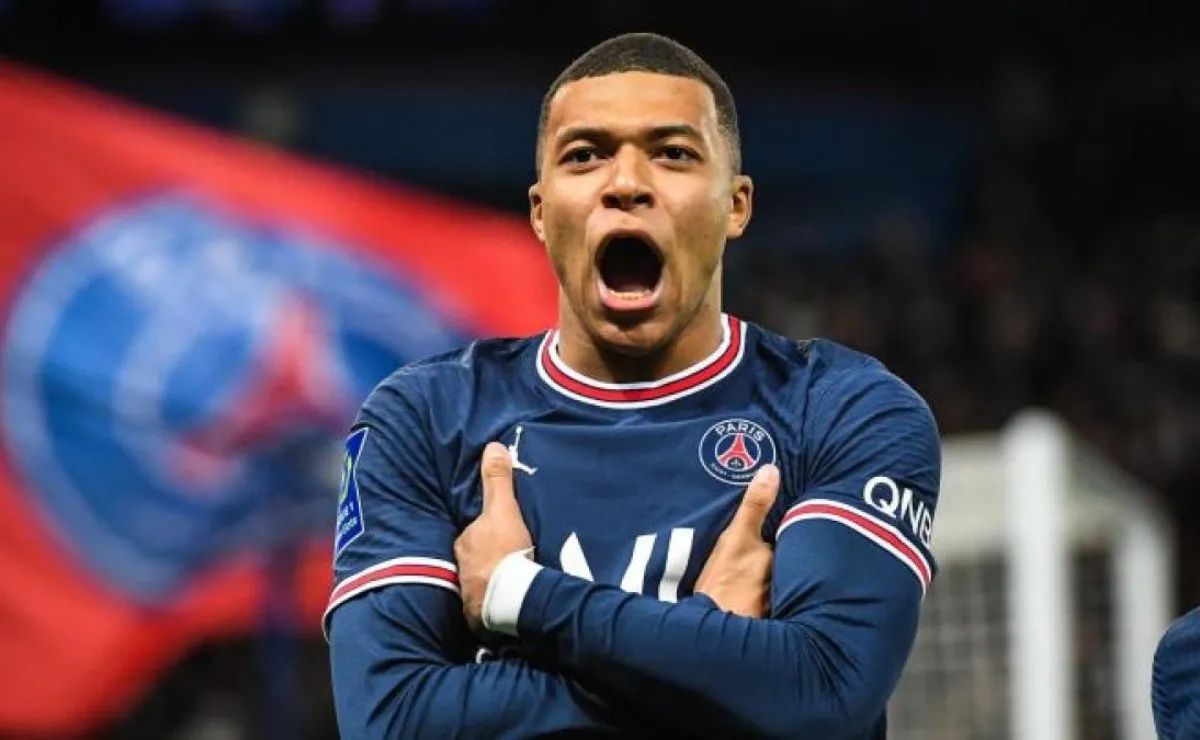 Fútbol: Mbappé no llega al debut del PSG en la Ligue 1