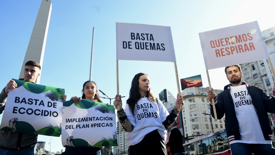 Intendentes santafesinos reclamaron en el Obelisco el cese de las quemas en el Delta