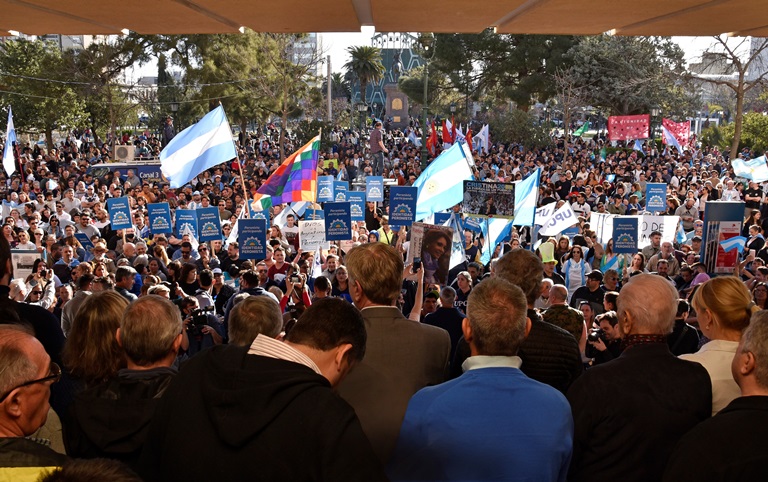 Acto de repudio en La Pampa: “Pampeanas y pampeanos, sin distinciones, nos unimos para defender la paz, la convivencia social y la democracia”