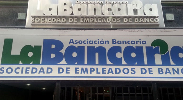 Los bancarios acordaron con las cámaras una paritaria anual del 94% y un bono de 185.500 pesos