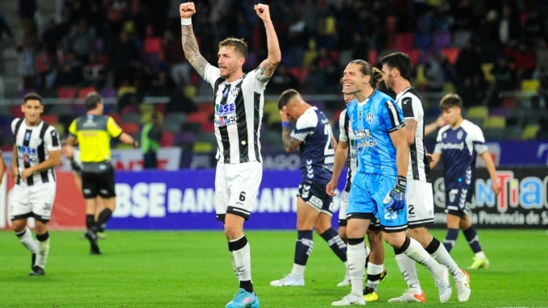 Fútbol: Gimnasia de La Plata cayó sobre la hora ante Central Córdoba y no pudo llegar a la punta