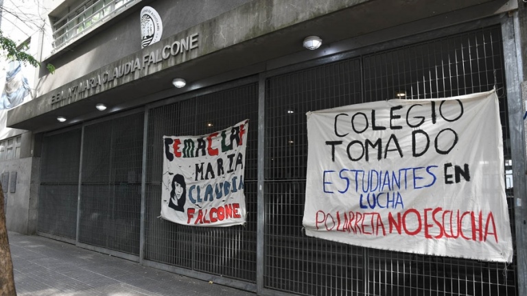 CABA: Continúa la protesta estudiantil en 20 colegios, con tomas, pernoctes y abrazos simbólicos