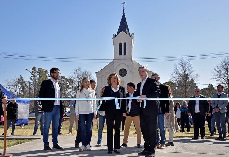 El gobernador Ziliotto inauguró la plaza de Colonia San José y anunció obras para mejor la conectividad en la zona