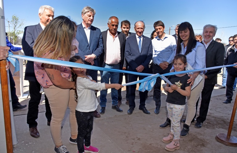 El gobernador Ziliotto inauguró infraestructura de conectividad, viviendas y obras en la plaza de Cuchillo Có