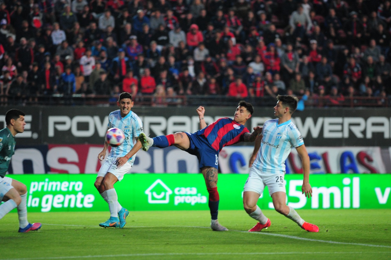 Atlético Tucumán empató con San Lorenzo y es el único líder del campeonato