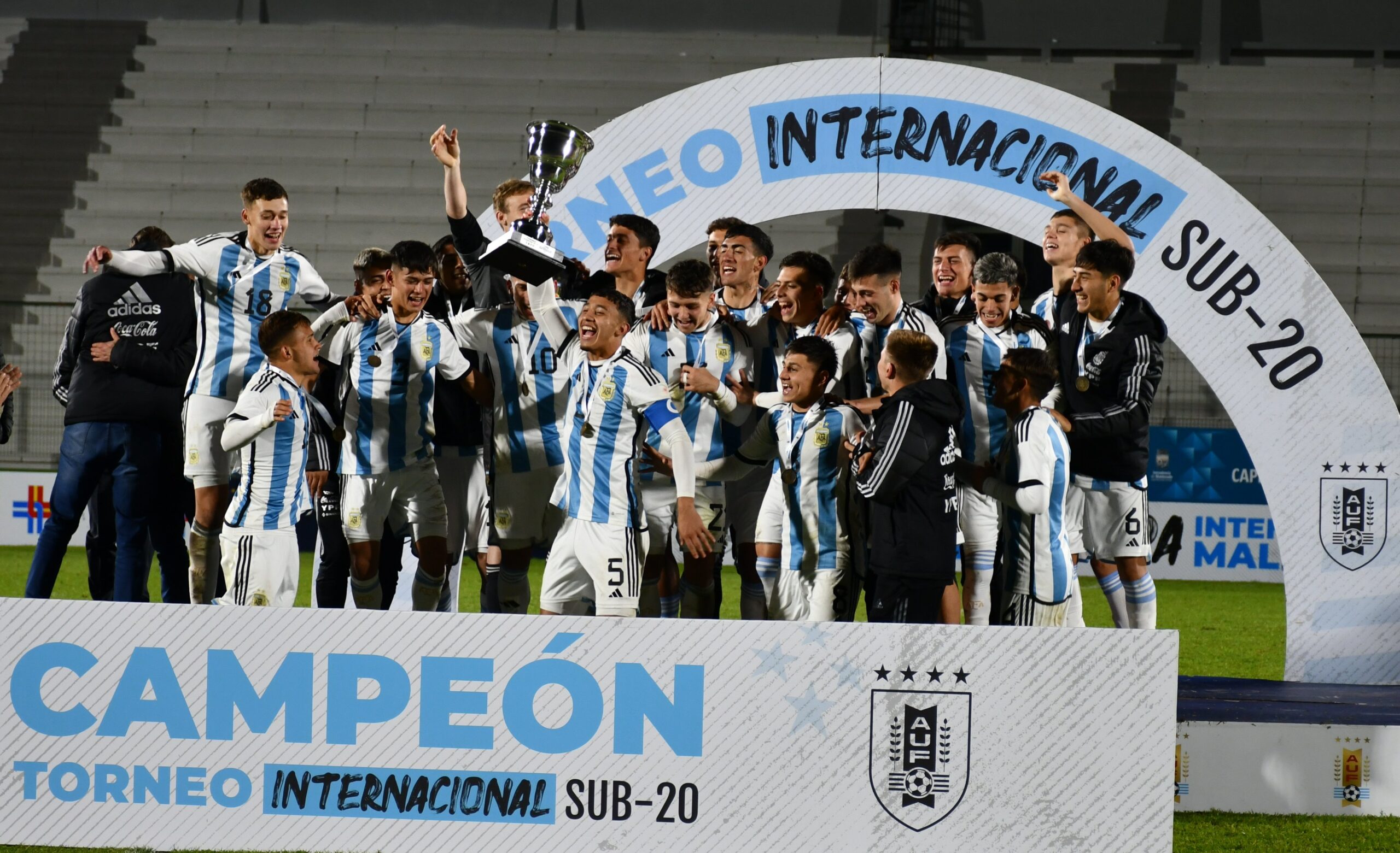 Fútbol: Gómez y Palacios campeones con la Selección Sub 20