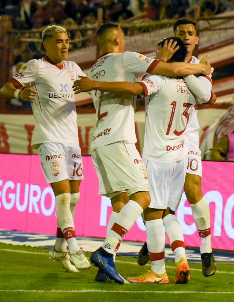 Ganó Huracán y sigue prendido en la pelea por el campeonato