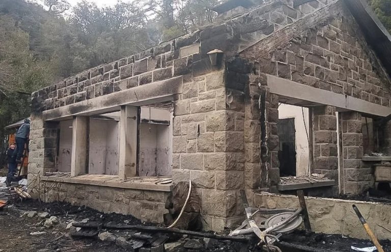 Río Negro: Un grupo mapuche incendió una casa y un puesto de Gendarmería Nacional en Villa Mascardi