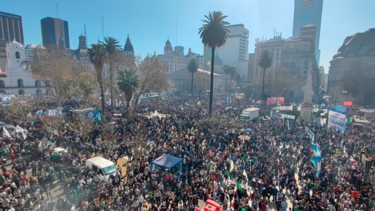 Multitudinaria marcha a Plaza de Mayo tras el ataque a la vicepresidenta