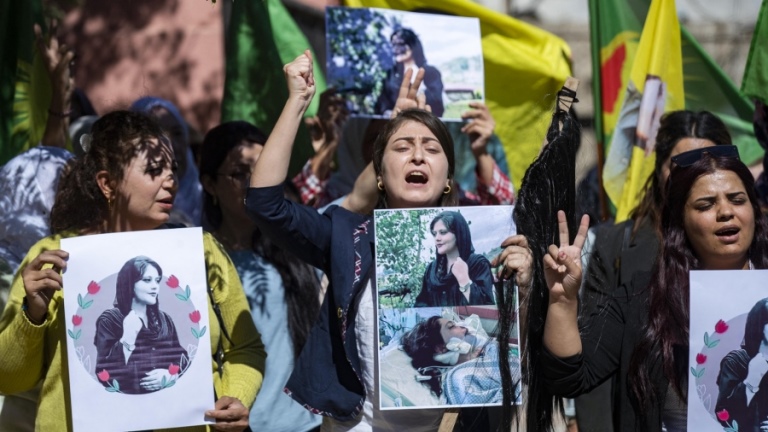 Irán: La policía promete reprimir firmemente las protestas por la muerte de una mujer