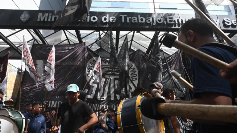 Hubo acuerdo con los trabajadores del neumático tras una reunión que terminó a la madrugada