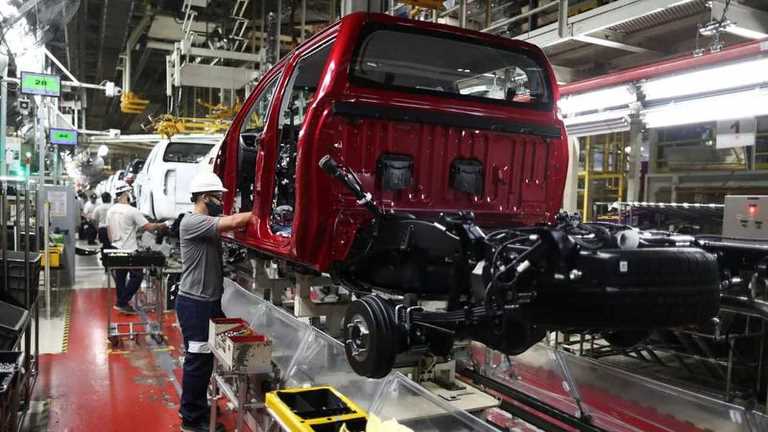 Toyota se suma a Ford y suspende su producción por la escasez de neumáticos