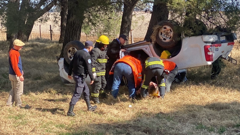 Un hombre con lesiones tras volcar su camioneta entre General Pico y Dorila