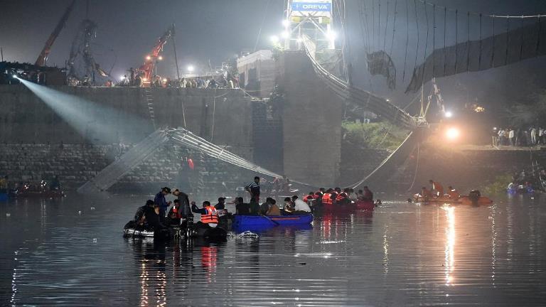 India: Se elevan a 132 los muertos por el colapso de un puente colgante