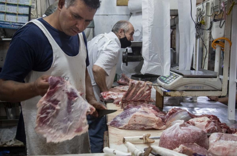 Trabajadores de la carne acordaron un aumento del 324% en tres meses