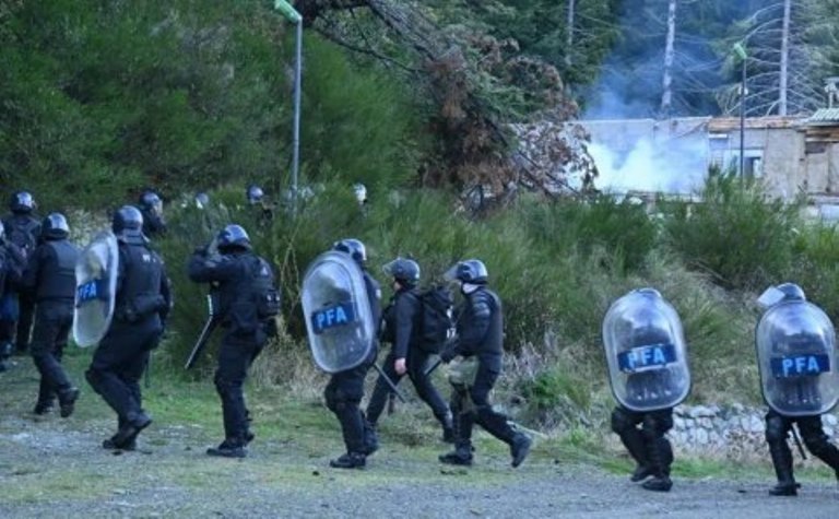 Río Negro: Al menos 12 detenidos en el desalojo a grupos mapuches en Villa Mascardi