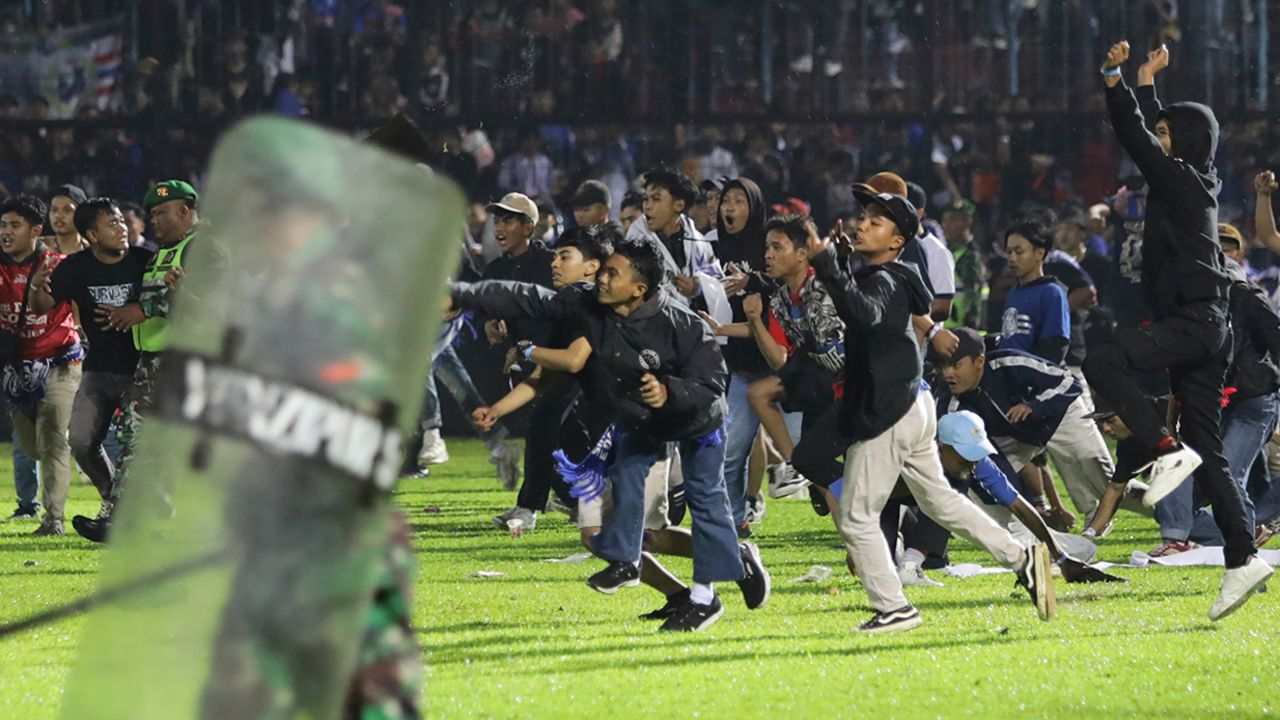 Indonesia: Al menos 129 muertos en una batalla campal tras un partido de fútbol