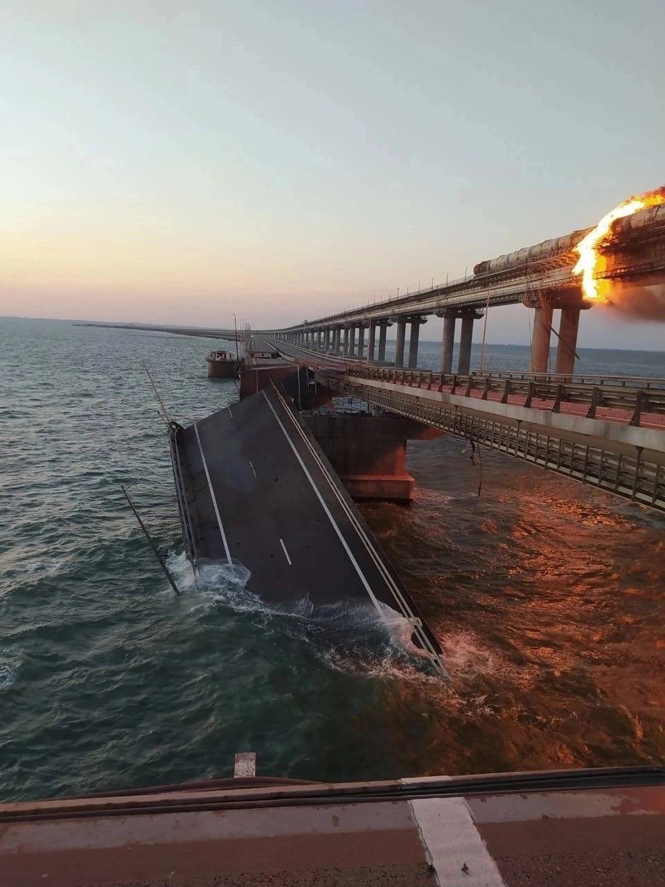 Guerra Ucrania-Rusia: Un coche bomba explotó en el puente de Crimea