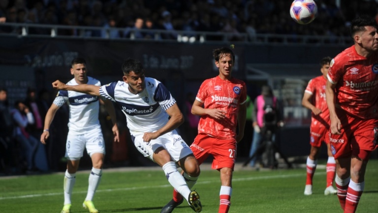 Fútbol: Gimnasia y Argentinos empataron en el Bosque y el “Lobo” se acerca a la Libertadores