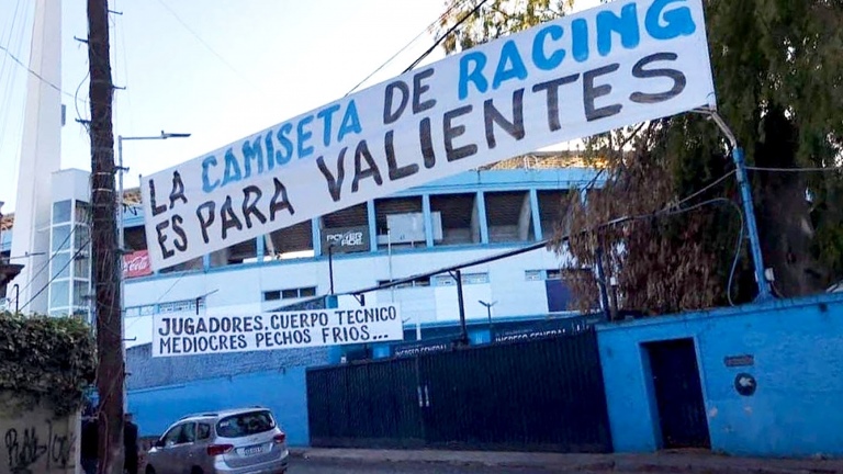 Fútbol: “Los cobardes no hacen historia”, mensajes anónimos apuntan al plantel de Racing