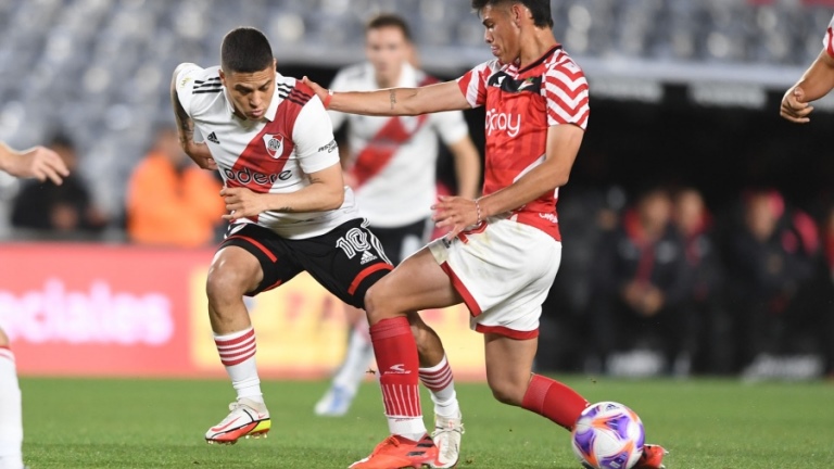 Fútbol: River hizo un partidazo y goleó a Estudiantes para seguir al acecho en la Liga Profesional