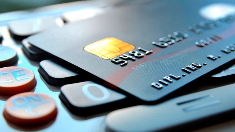 Los consumos con tarjeta superiores a US$ 300 por mes pagarán una percepción de 25%
