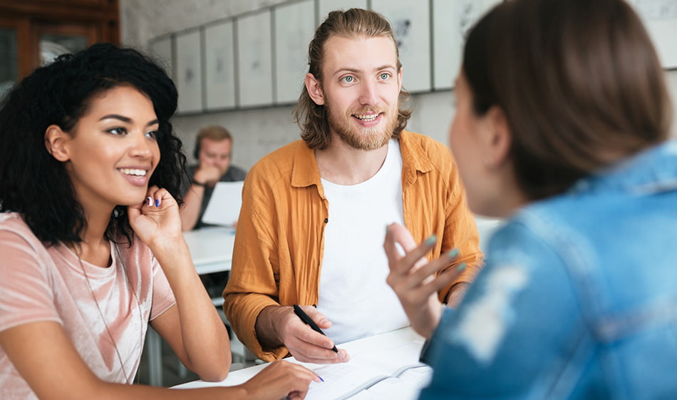 Cómo se comunican los exitosos: 4 frases para sonar como un profesional, según una experta de Harvard