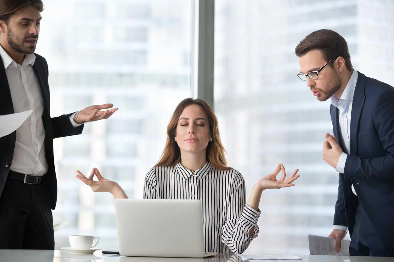 Las 8 estrategias para manejar los momentos de hostilidad dentro de los equipos de trabajo