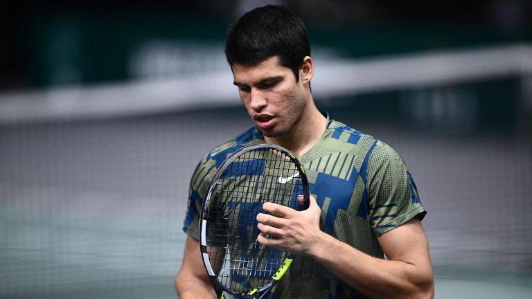 Tenis: Carlos Alcaraz abandonó el Masters 1000 de París por lesión