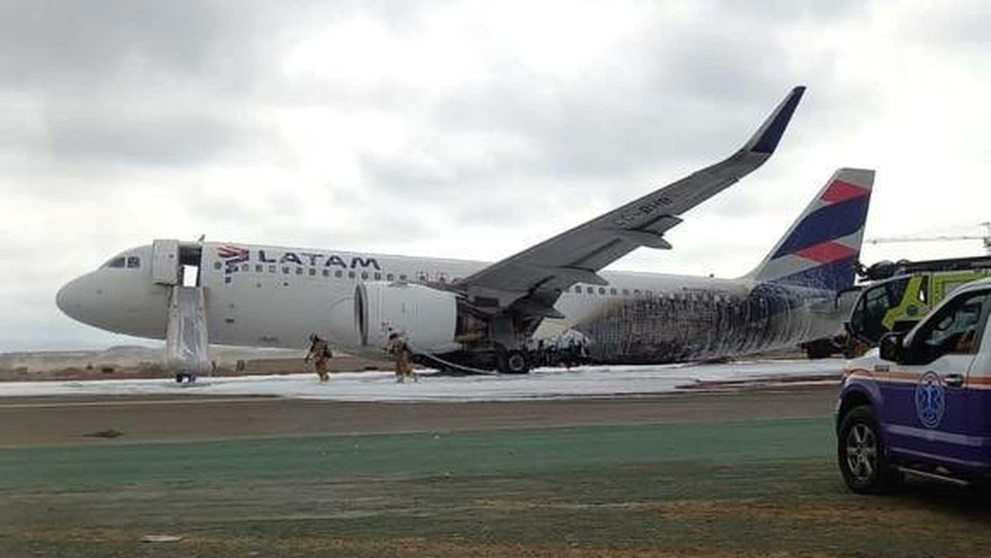 Perú: Dos personas murieron tras un choque entre un avión y un camión de bomberos en el aeropuerto de Lima