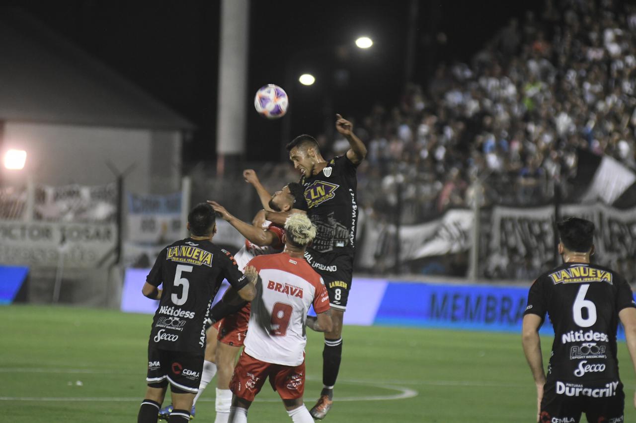 Fútbol: Instituto y Estudiantes definen el último ascenso a primera división