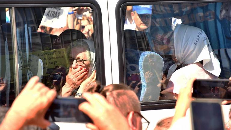 Los restos de Hebe de Bonafini ya descansan en Plaza de Mayo