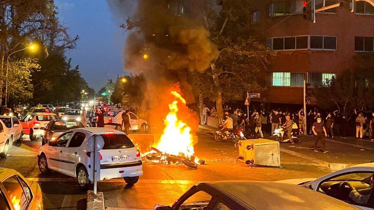 Irán: Un hombre fue condenado a muerte por quemar un edificio gubernamental en las protestas