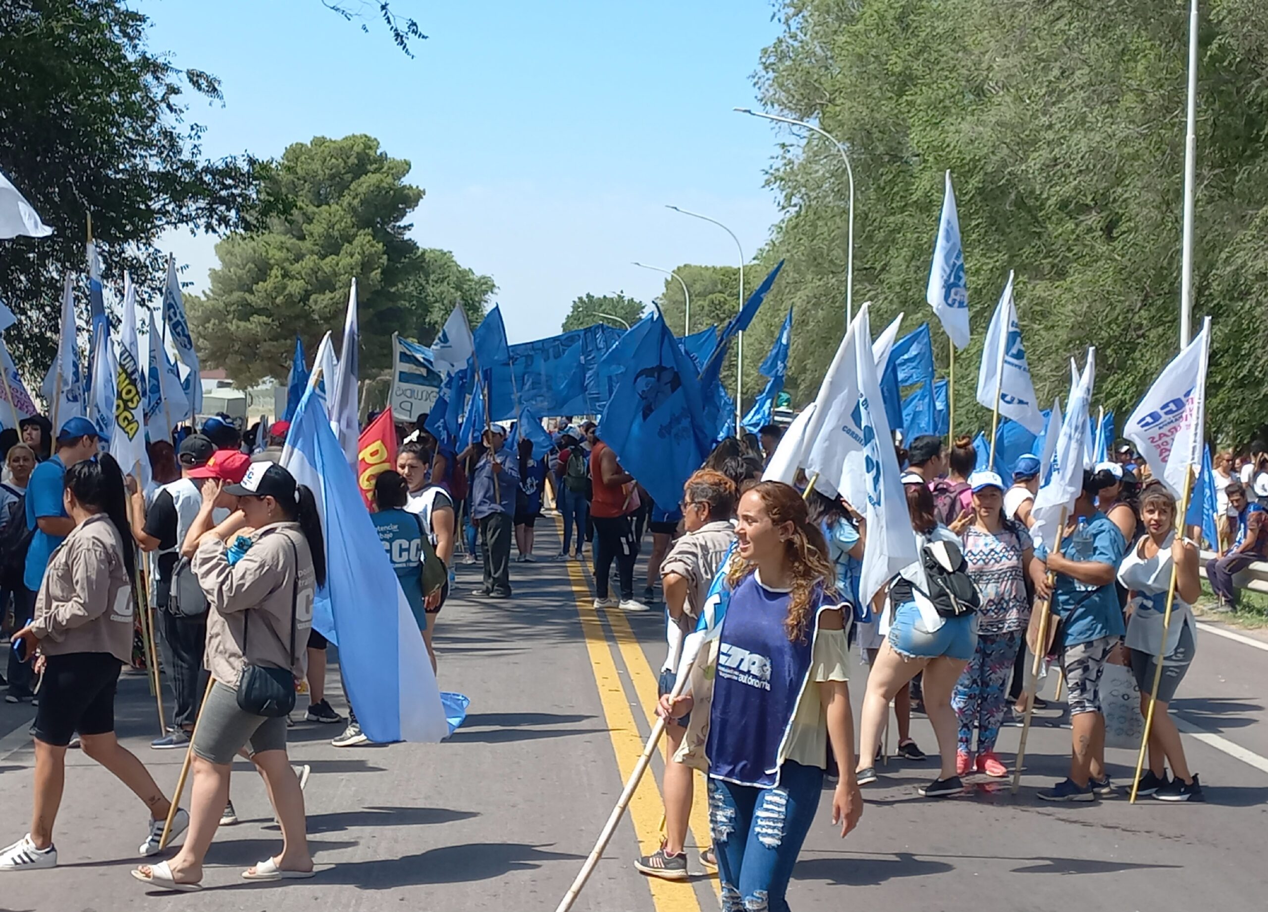 Santa Rosa: Movimientos sociales se manifestaron y cortaron la RN 35