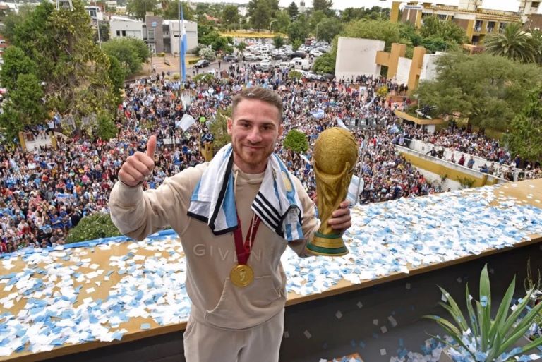 Alexis Mac Allister volvió a La Pampa y la gente lo acompañó en caravana: “Logramos el objetivo de ser campeones del mundo”