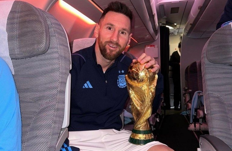 El festejo de los jugadores desde el avión que los trae de vuelta a la Argentina, “Brilla, ¿no?”