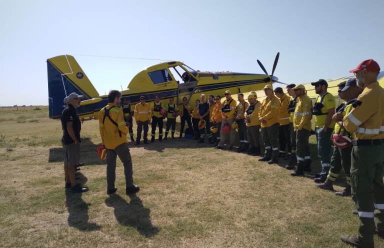 Capacitan a brigadistas y bomberos pampeanos  sobre el uso de medios aéreos para enfrentar incendios