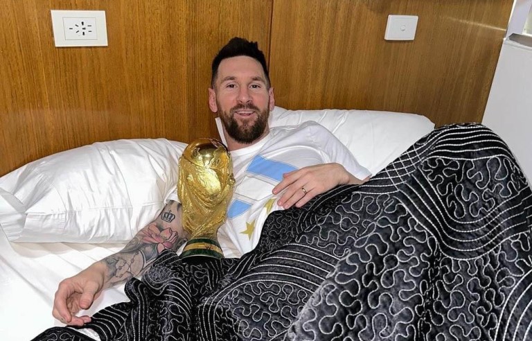 Messi y el mejor despertar: Mates en la cama y abrazado a la Copa del Mundo luego de dormir con ella