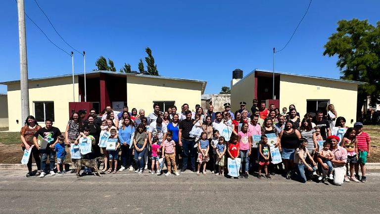 El Gobierno entregó 18 viviendas a familias de Miguel Riglos