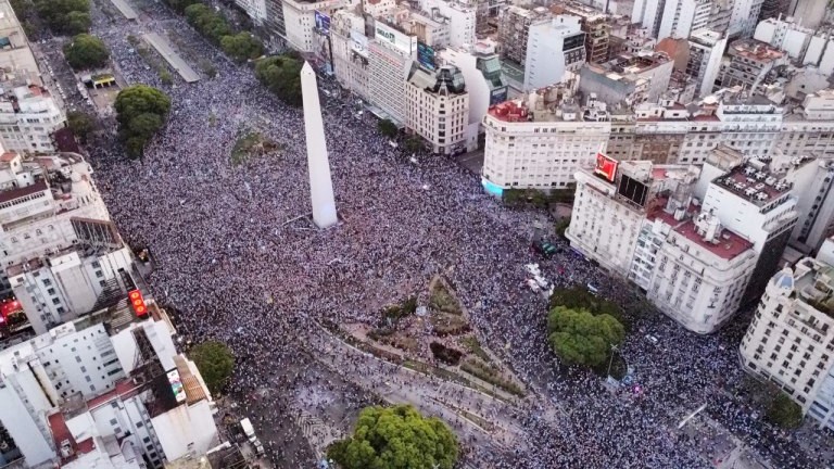 Revolución por los campeones del mundo: Una multitud espera la caravana de la Selección Argentina en el centro porteño